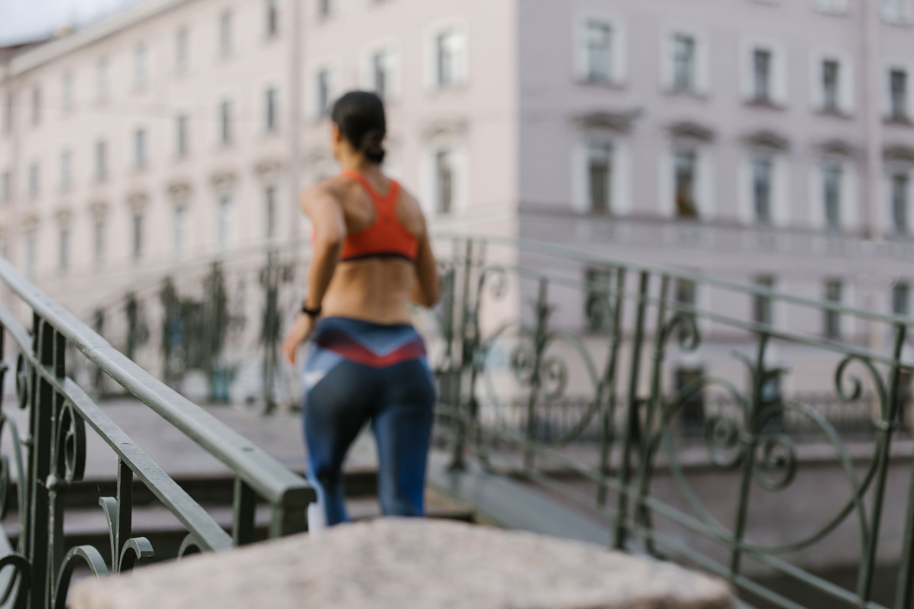 Runner training outdoors for Best 5K training app for returning runners.