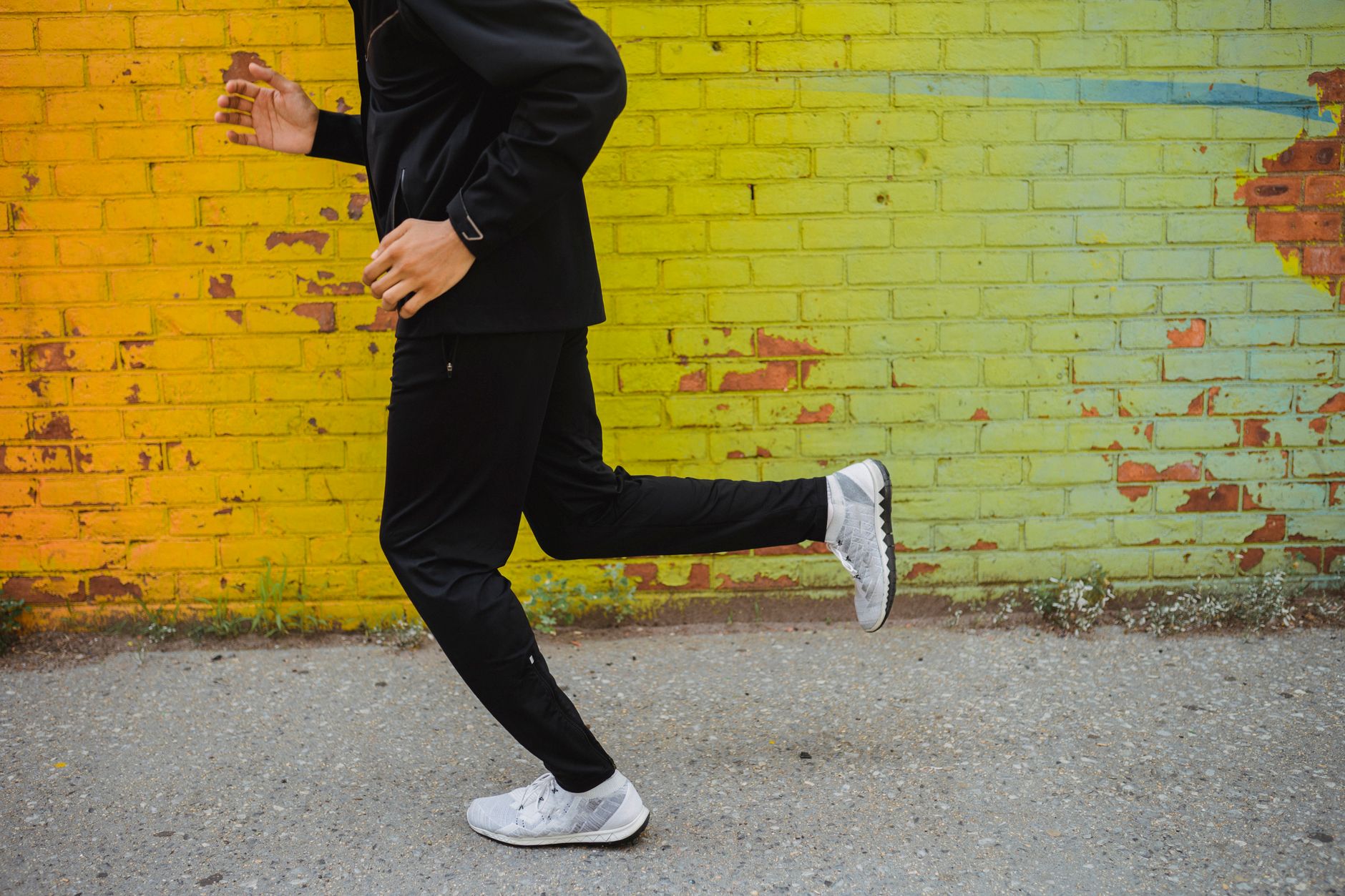 Runner training outdoors for Best app for manual workout logging.