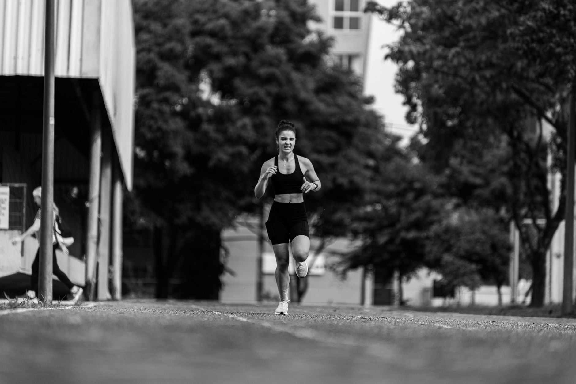 Runner training outdoors for Best app for widgets and live activities during training.